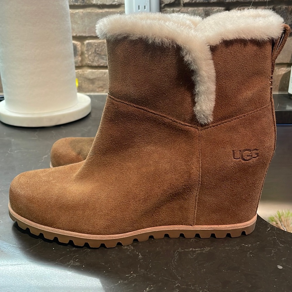 Ugg Women’s Malvella boots. Size 10. Chestnut suede.